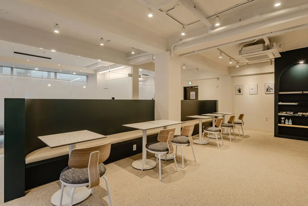 미니멀 화이트 톤의 모던 오피스 라운지